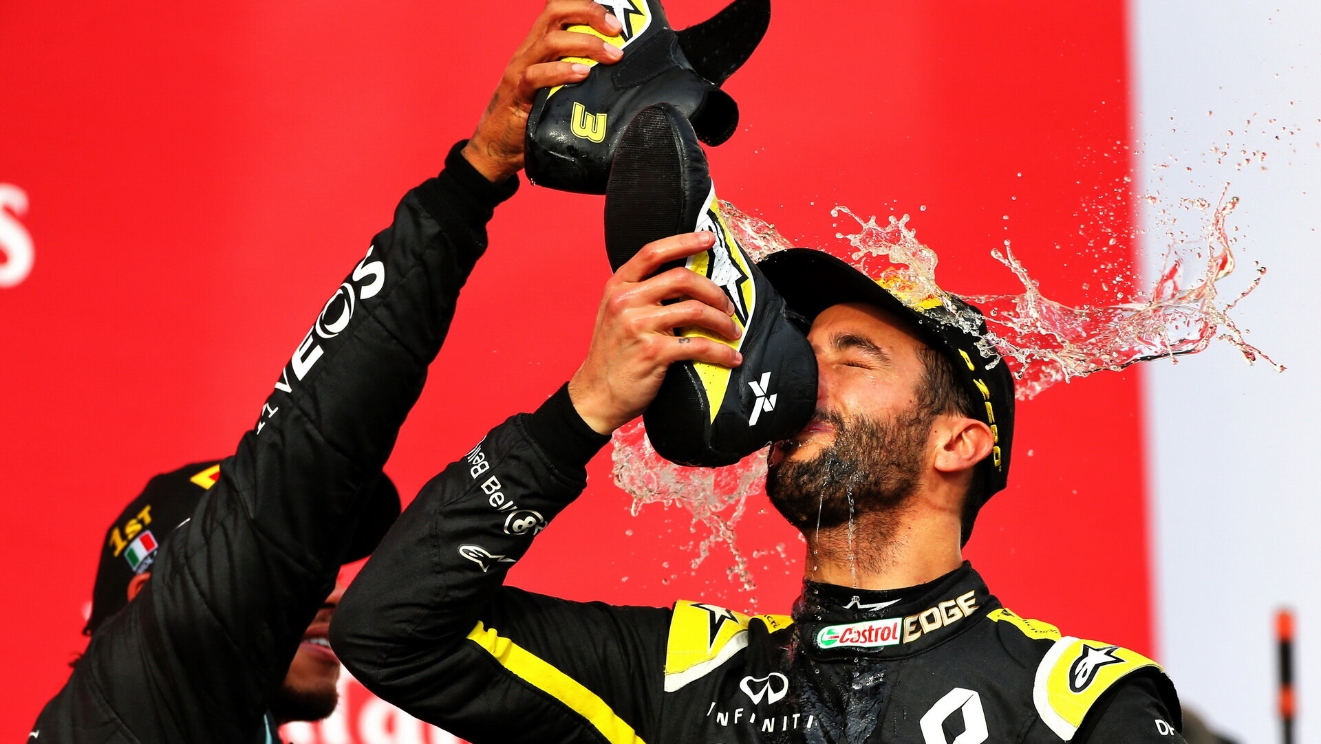 Daniel Ricciardo při shoey na póidu po závodě v Imole