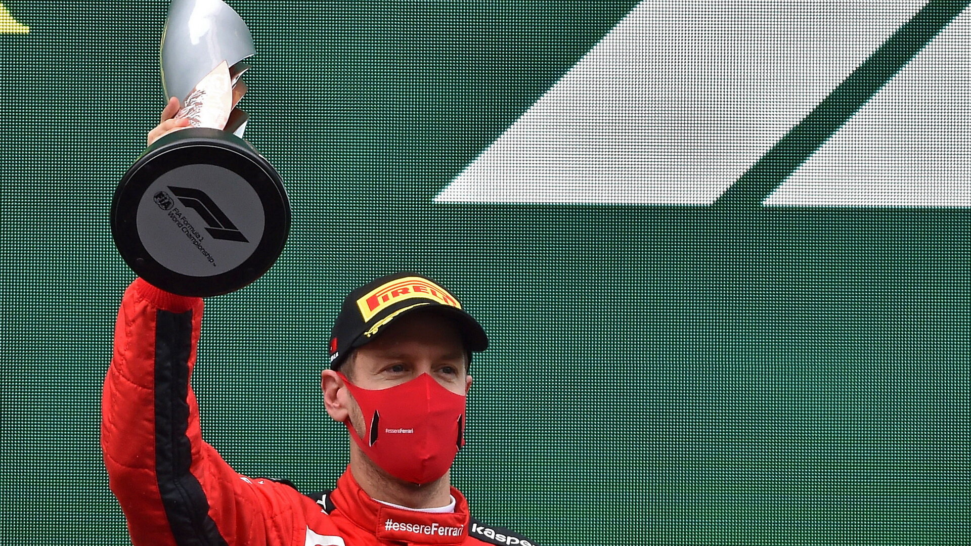 Sebastian Vettel se svou trofejí za třetí místo po závodě v Turecku
