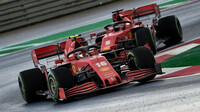Charles Leclerc a Sebastian Vettel v závodě v Turecku
