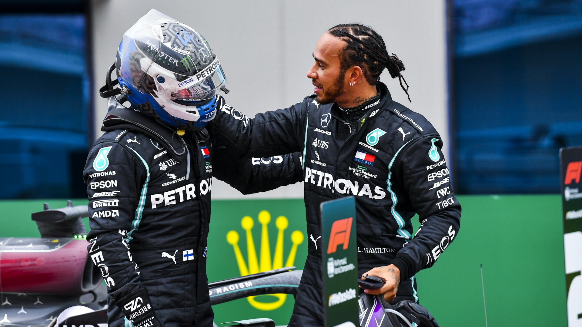 Lewis Hamilton a Valtteri Bottas po závodě v Turecku