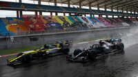 Daniel Ricciardo a Lewis Hamilton při startu závodu v Turecku