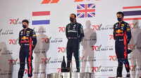 Nejlepší jezdci na pódiu po závodě v Bahrajnu