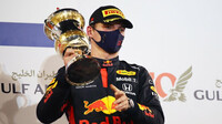 Max Verstappen se svou trofejí za druhé místo po závodě v Bahrajnu