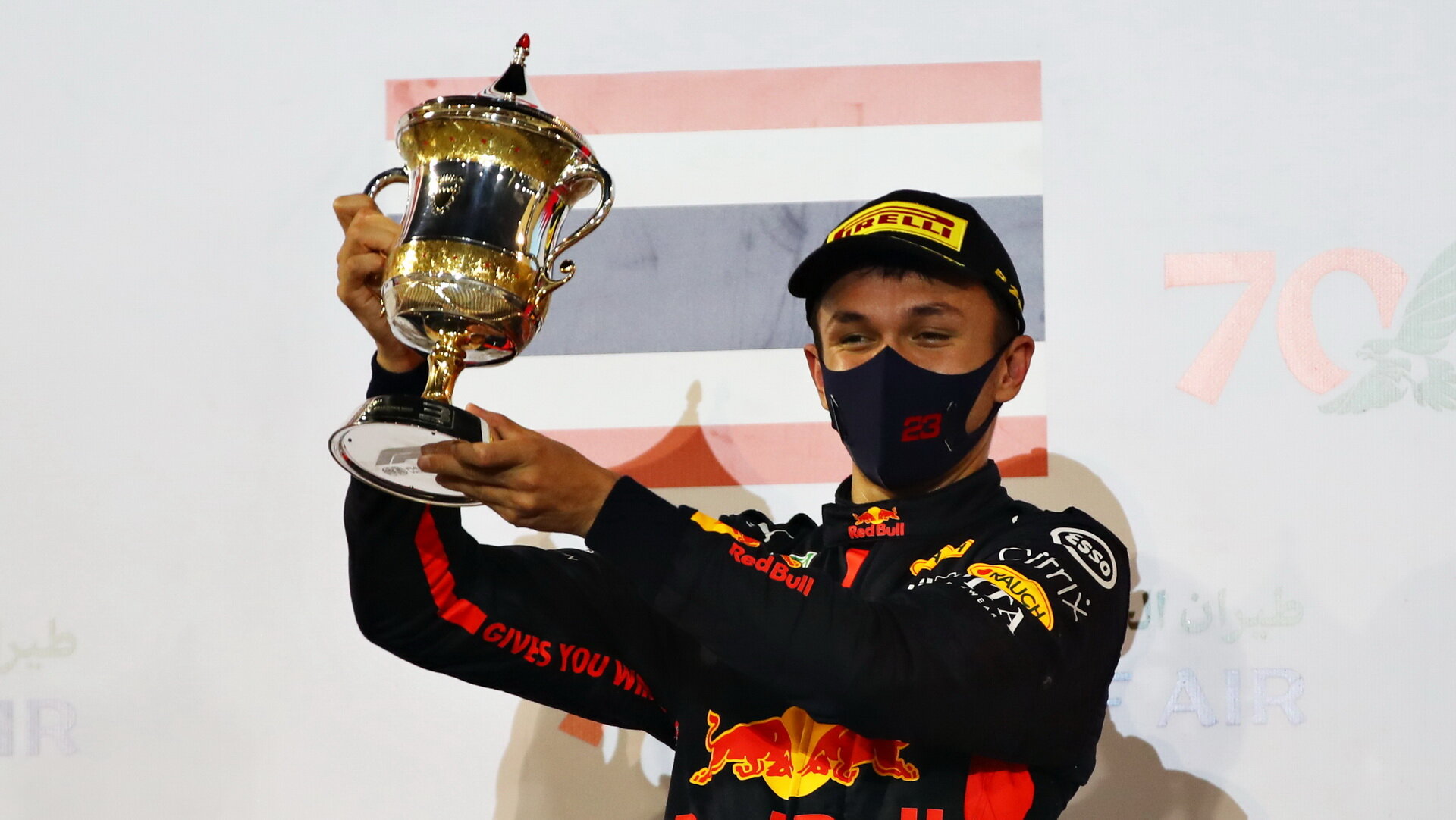 Alexander Albon se svou trofejí za třetí místo po závodě v Bahrajnu