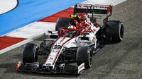 Antonio Giovinazzi v závodě v Bahrajnu