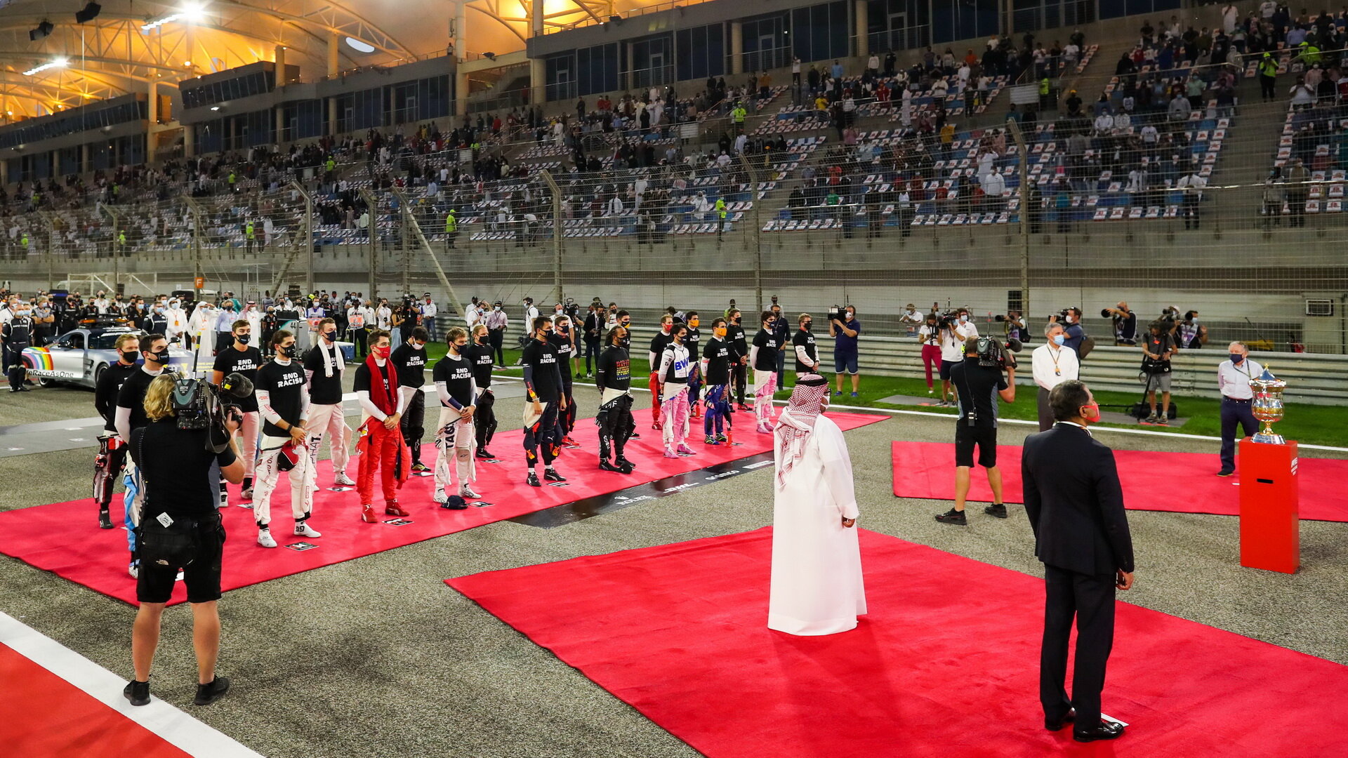 Slavnostní ceremoniál před závodem v Bahrajnu