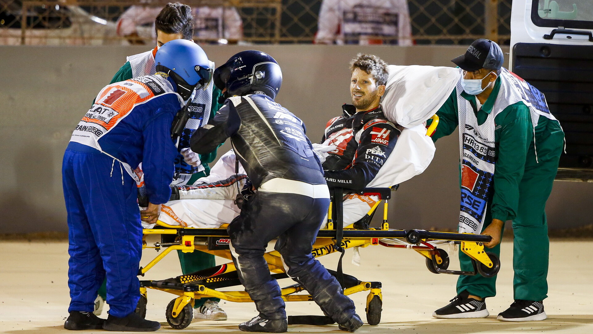 Romaina Grosjeana odvážejí po děsivé nehodě do nemocnice