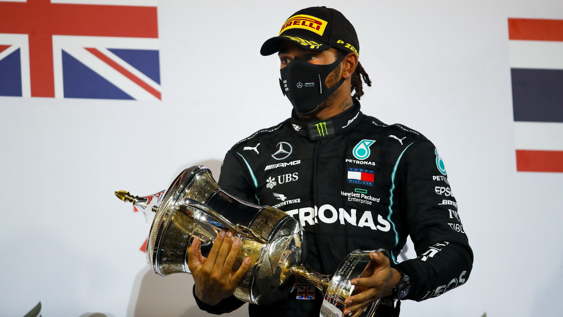 Lewis Hamilton se svou trofejí za první místo v závodě v Bahrajnu