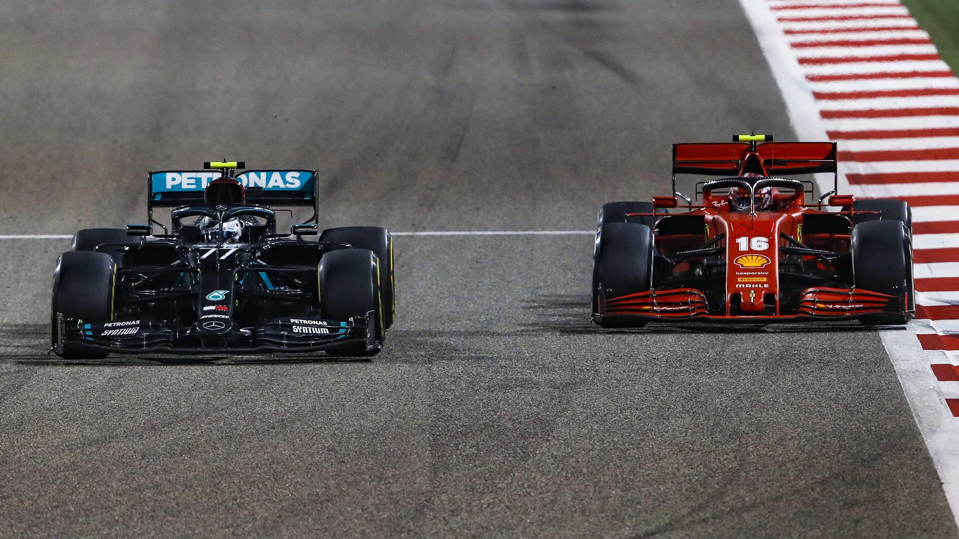Valtteri Bottas a Charles Leclerc v závodě v Bahrajnu