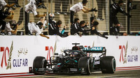 Lewis Hamilton v cíli závodu v Bahrajnu