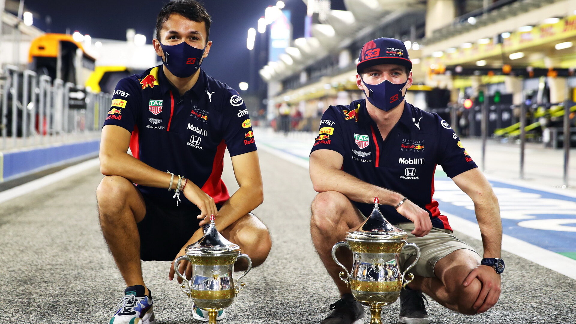 Alexander Albon a Max Verstappen s trofejemi po závodě v Bahrajnu