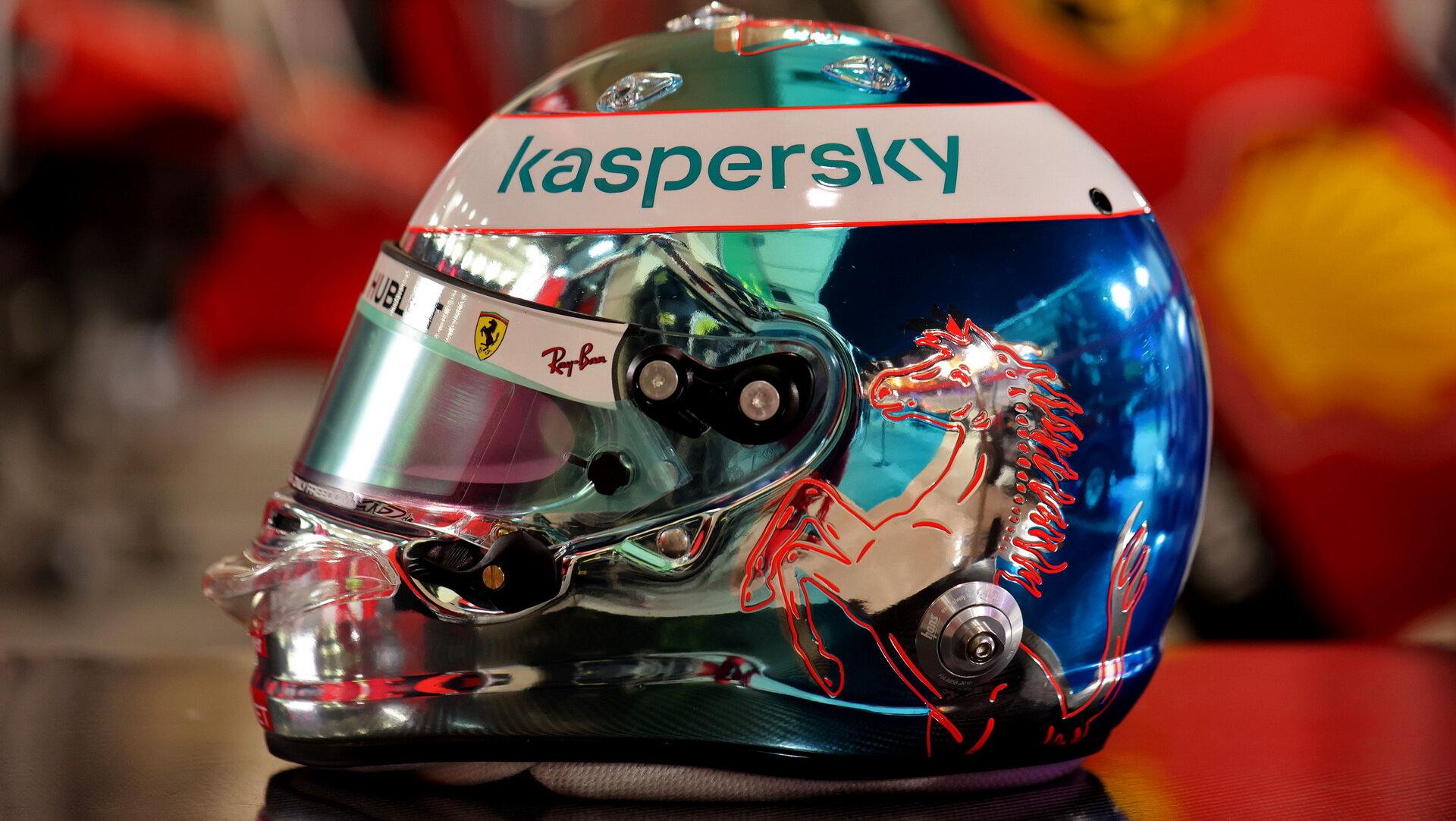 Nový design přilby Sebastiana Vettela při pátečním tréninku v Sáchiru