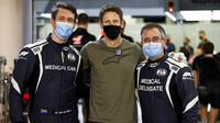 Romain Grosjean a lékaři z Medical Car v Sáchiru
