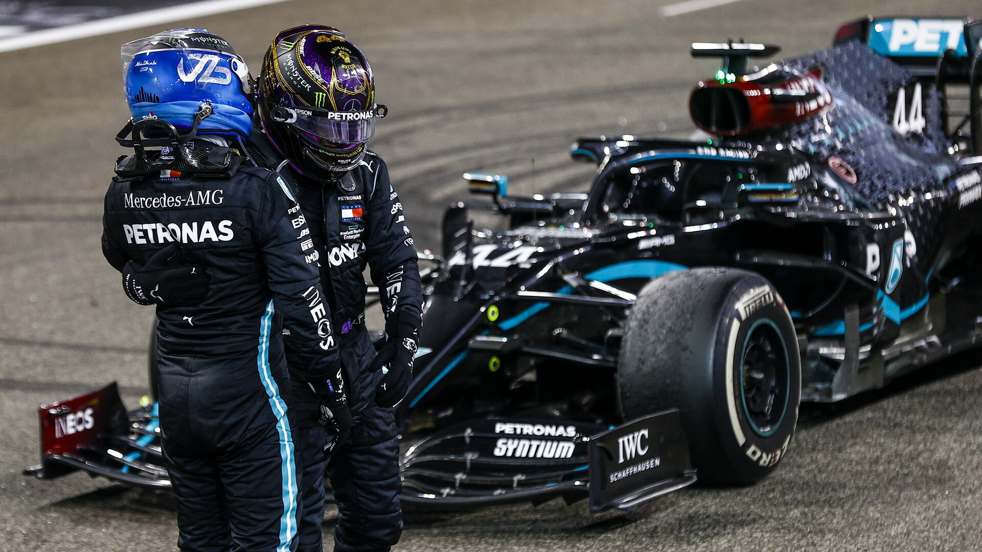 Lewis Hamilton a Valtteri Bottas po závodě v Abú Zabí