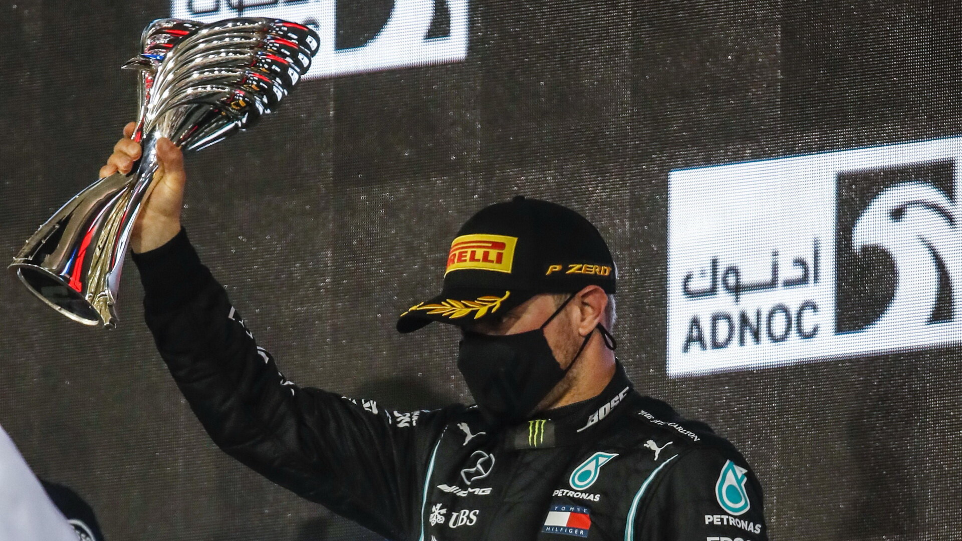 Valtteri Bottas se svou trofejí za druhé místo po závodě v Abú Zabí