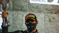 Lewis Hamilton se svou trofejí za třetí místo po závodě v Abú Zabí