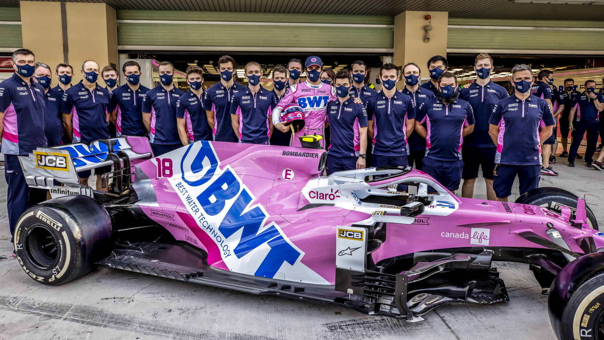 Lance Stroll se svými mechaniky v Abú Zabí