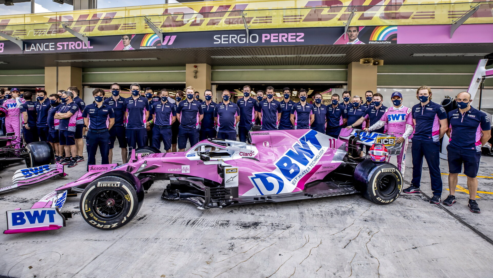 Sergio Pérez se svými mechaniky v Abú Zabí