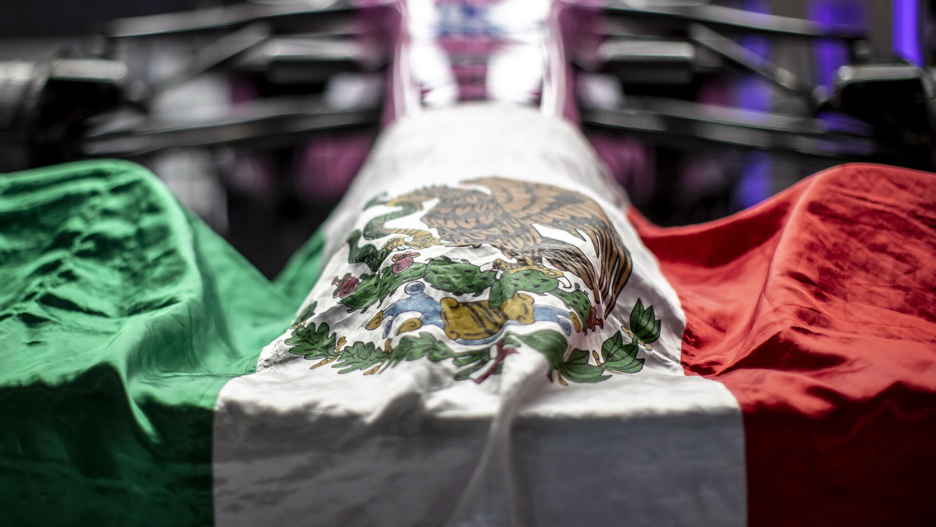 Mexická vlajka na voze Sergia Peréze v Abú Zabí