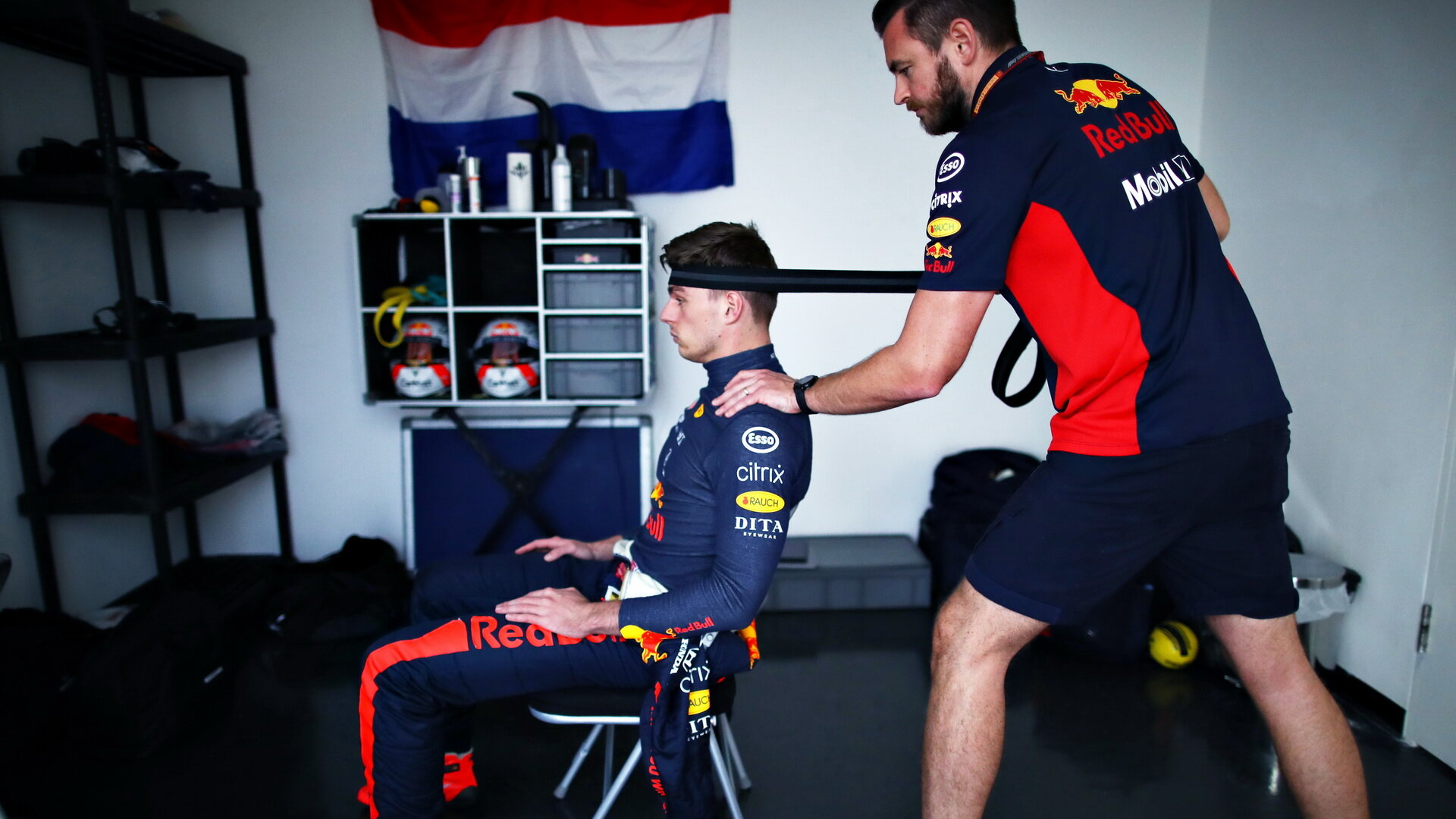Max Verstappen trénuje před závodem v Abú Zabí
