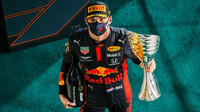 Max Verstappen se svou trofejí za prnví místo po závodě v Abú Zabí