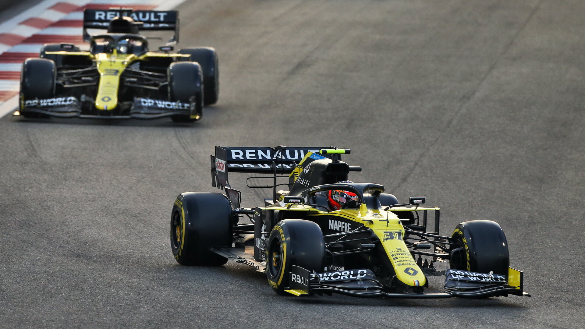 Esteban Ocon a Daniel Ricciardo v závodě v Abú Zabí