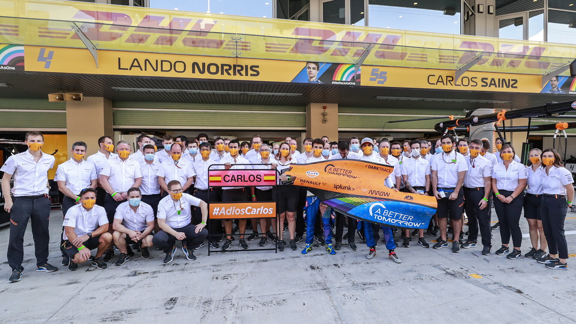 Carlos Sainz se loučí s týmem McLaren v Abú Zabí