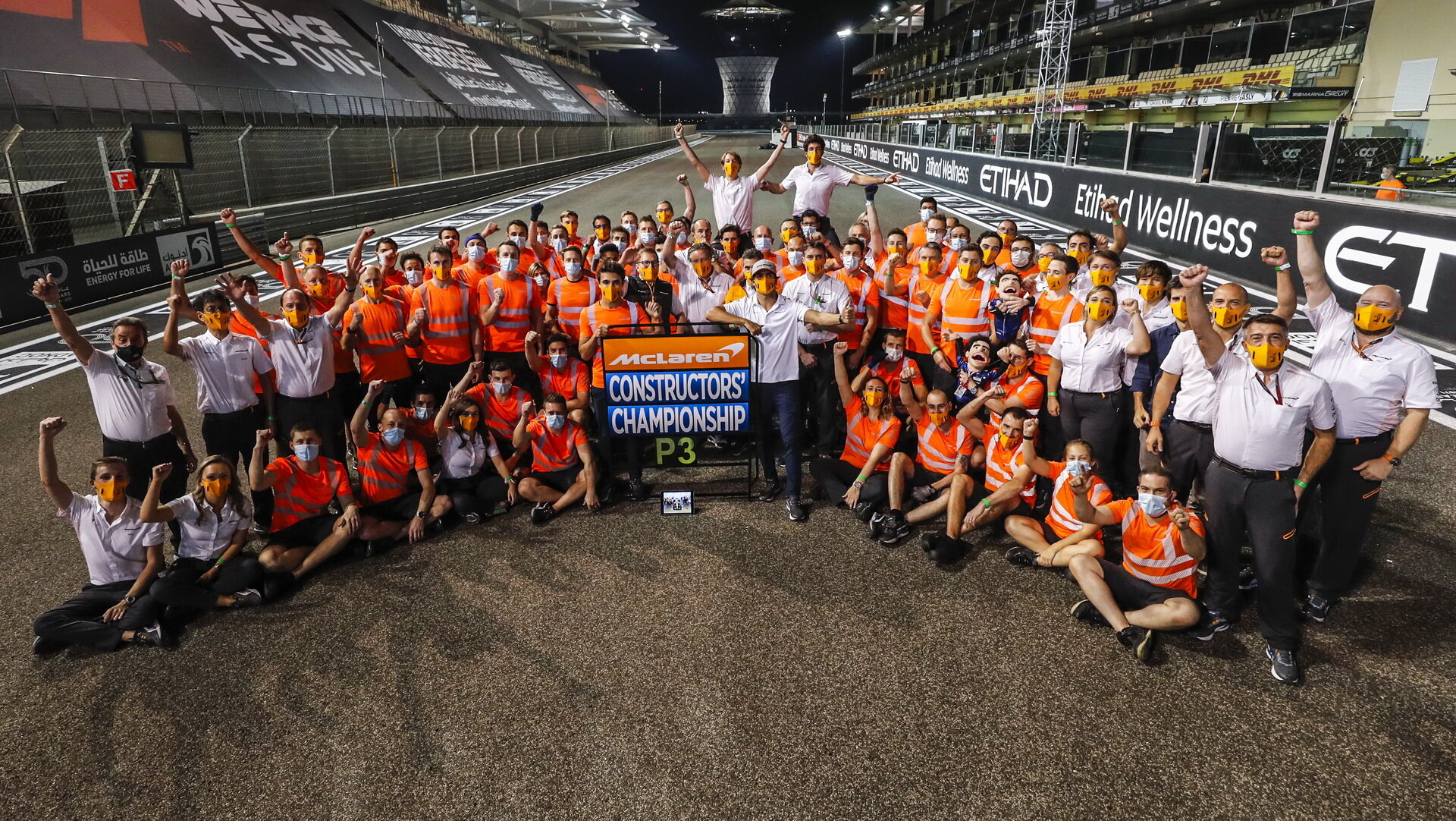 McLaren oslavující třetí místo po GP Abú Zabí