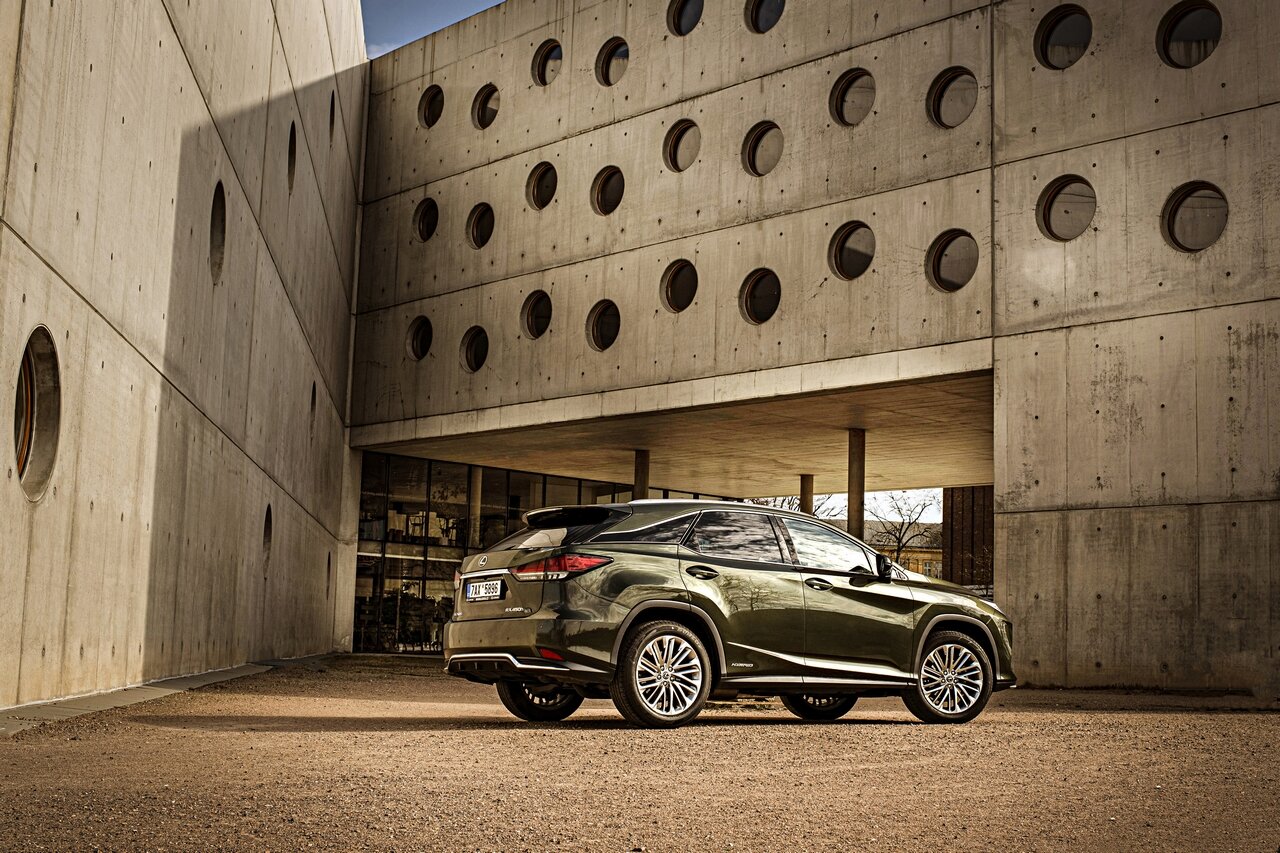 Lexus RX 450h získalo titul ‚Nejlepší luxusní hybridní vůz‘ v soutěži DrivingElectric Awards