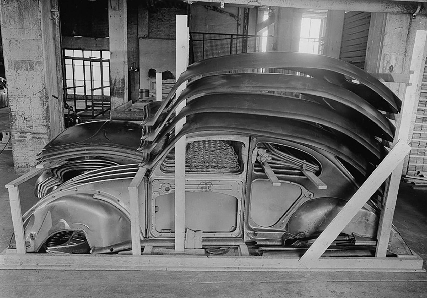 Od roku 1950 dodává VW do zahraničí vozidla rozložená na jednotlivé díly. Prvním byl samozřejmě legendární Brouk