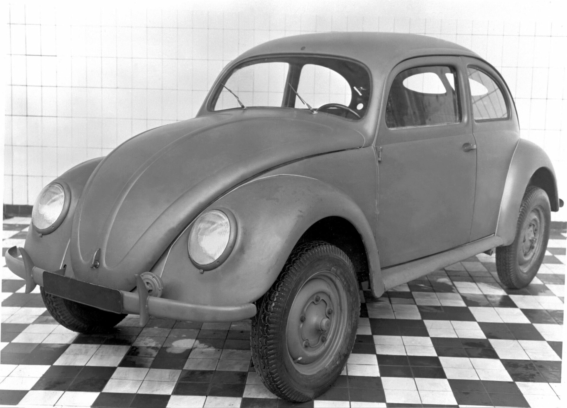 Výroba legendárního Volkswagenu Typ 1 "brouka" započala hned po Vánocích 1945