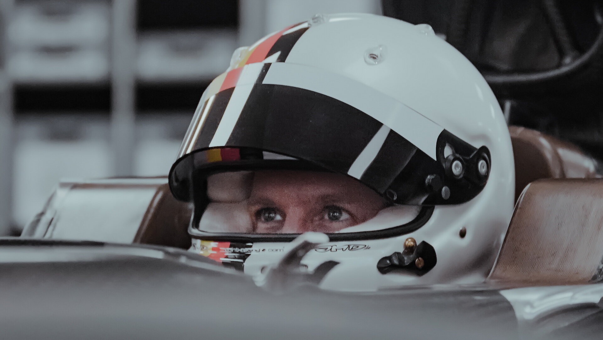 Sebastian Vettel při tvarování sedačky