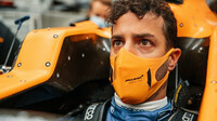 Daniel Ricciardo během tvarování sedačky u McLarenu