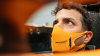 Daniel Ricciardo během tvarování sedačky u McLarenu