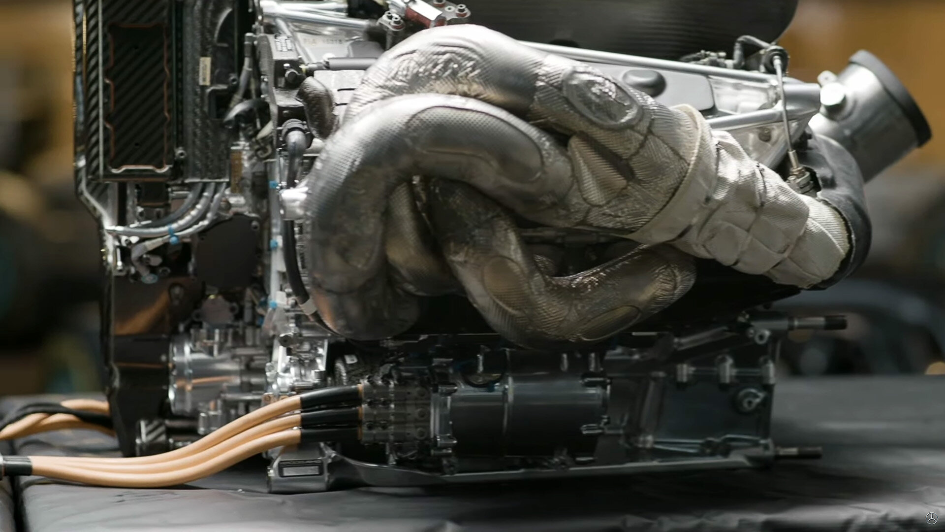 Pohonná jednotka Mercedesu F1: výfukový systém
