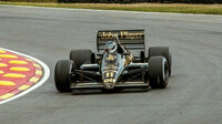 Johnny Dumfries s Lotusem 98 T s motorem Renault V6 Turbo při Grand Prix Velké Británie 1986