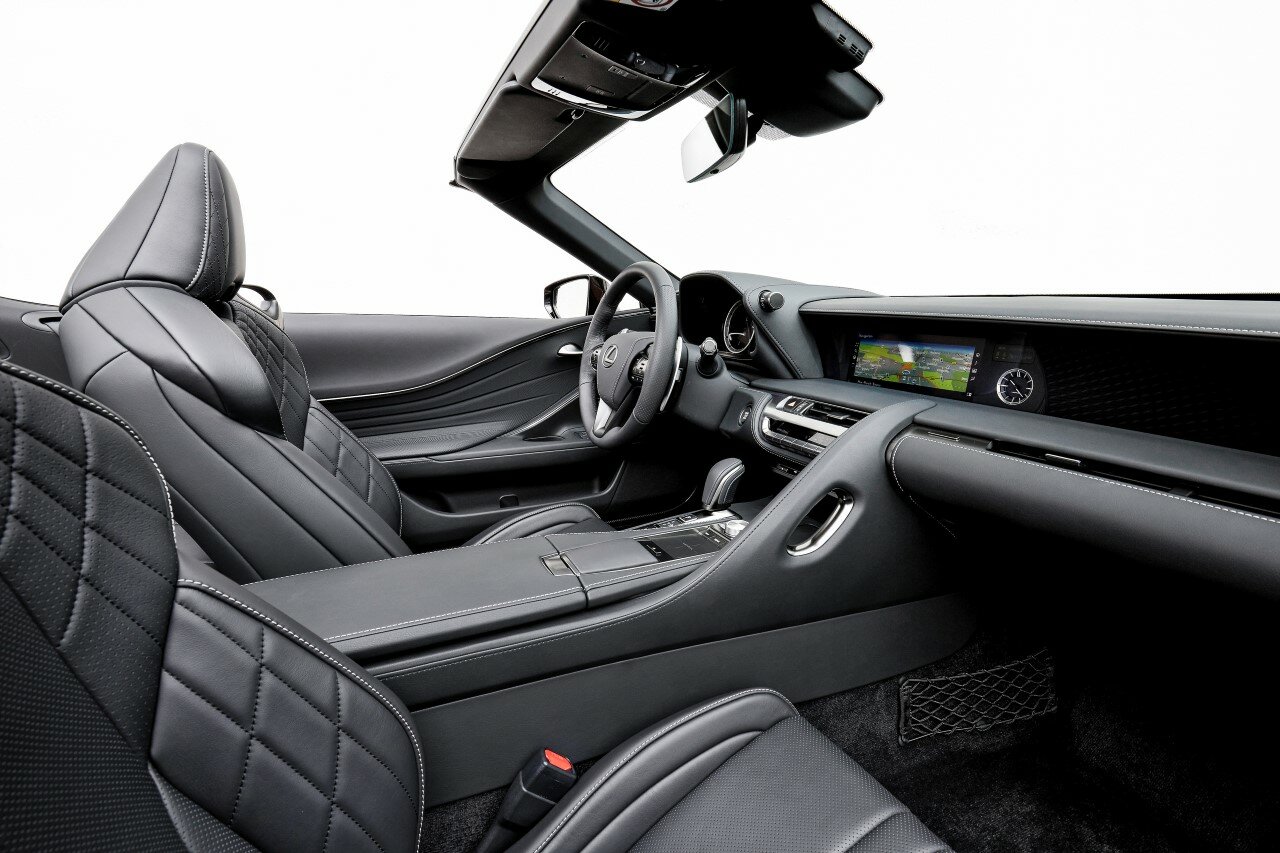Lexus LC 500 Convertible - bohatě vybavená kabina se pyšní vysoce kvalitními materiály, pohodlím i atraktivitou