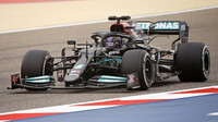 Lewis Hamilton s Mercedesem W12 během předsezónních testů v Bahrajnu