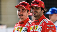 Carlos Sainz a Charles Leclerc - první předsezonní testy v Bahrajnu