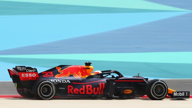 Max Verstappen s Red Bullem RB16B v Bahrajnu