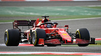 Charles Leclerc s Ferrari SF21 během testů v Bahrajnu