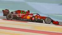 Carlos Sainz s Ferrari SF21 během testů v Bahrajnu