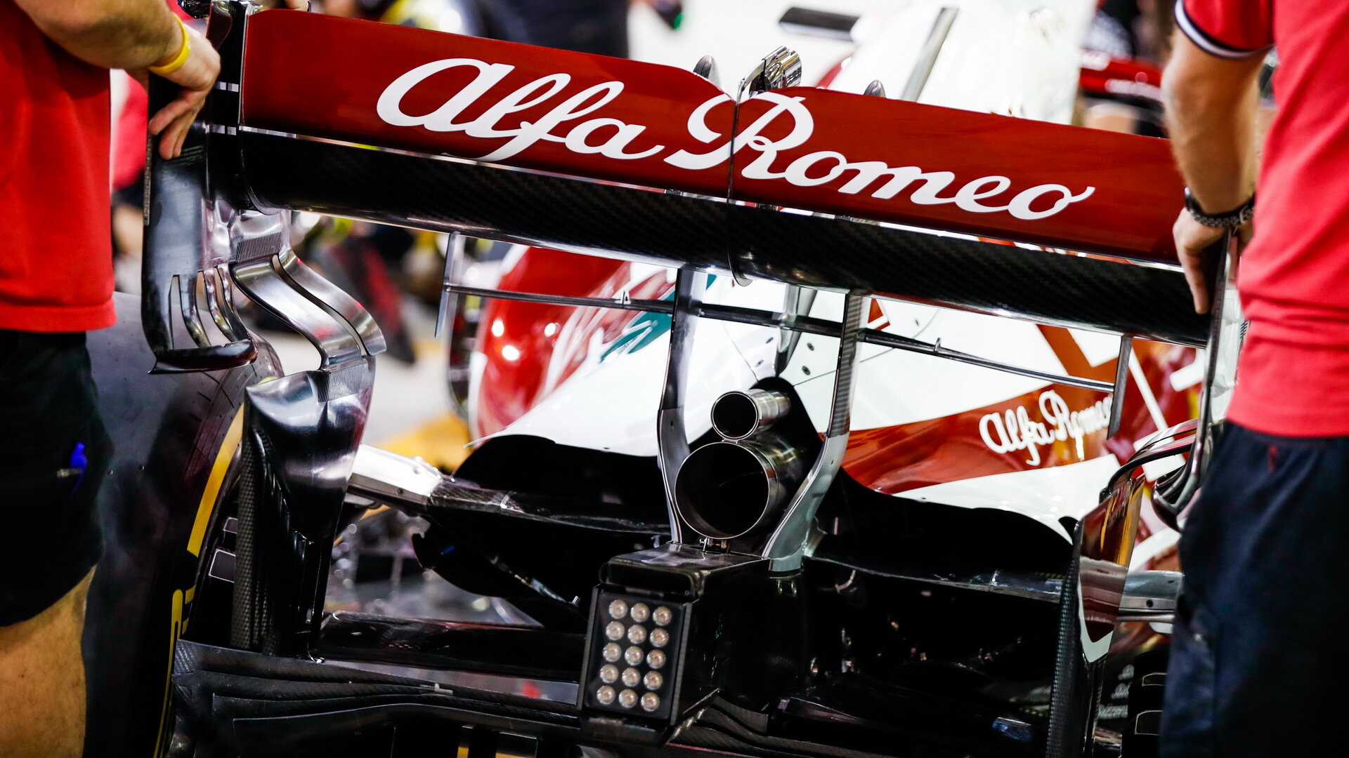 Zadní křídlo a výfuk vozu Alfa Romeo C41 - Ferrari - páteční trénink v Bahrajnu