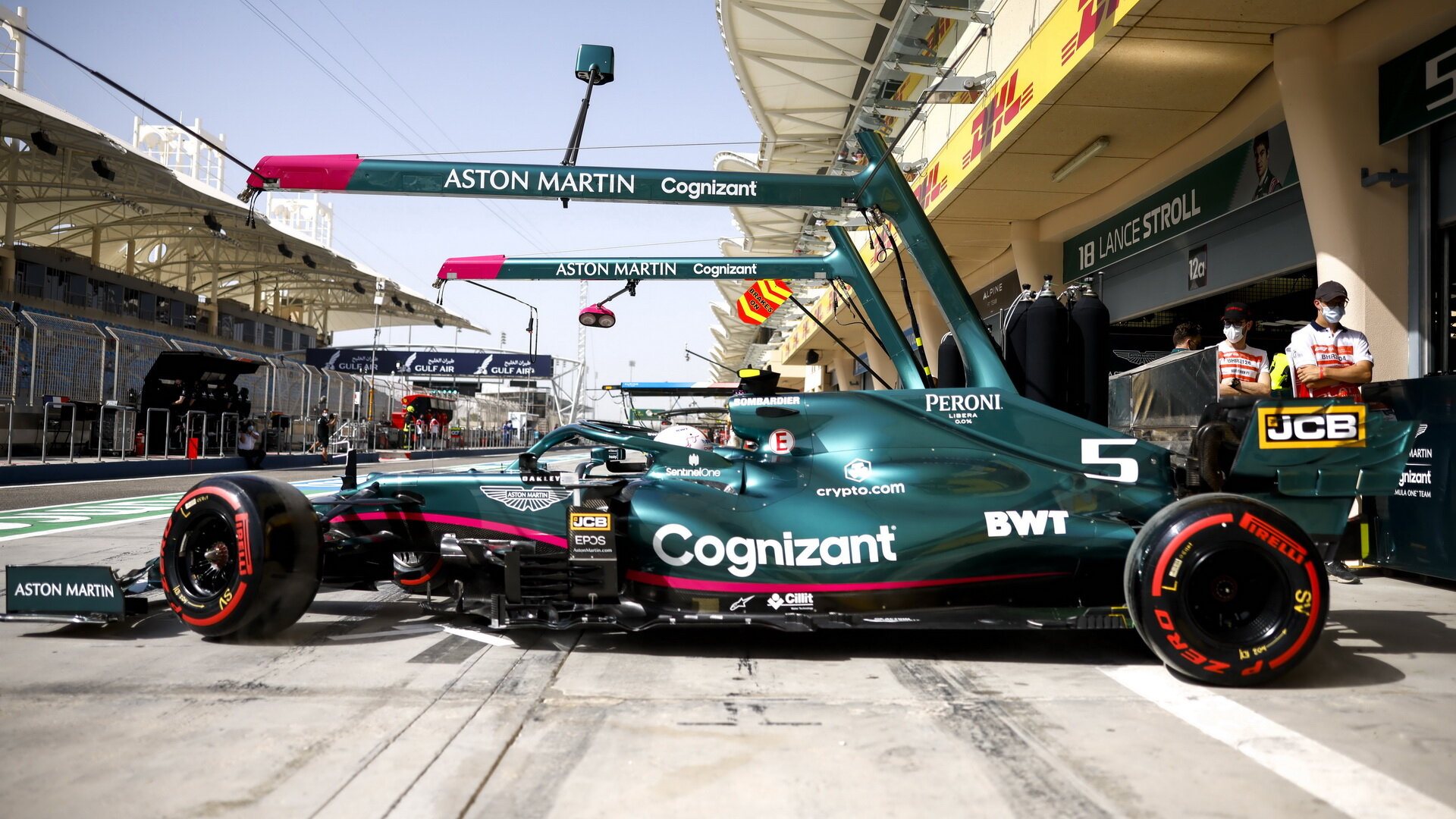 Vettel se s Aston Martinem v Bahrajnu trápil, od komisařů inkasoval dva tresty