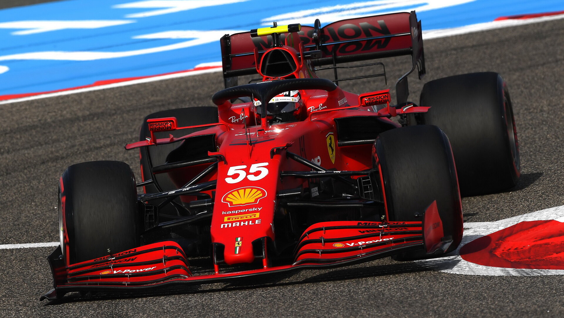 Carlos Sainz s Ferrari SF21 v Bahrajnu
