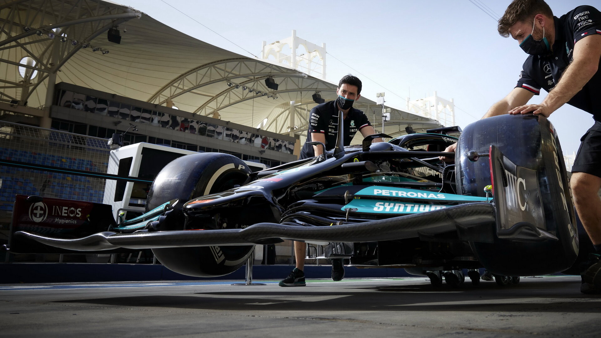 Přední křídlo vozu Mercedes - páteční trénink v Bahrajnu