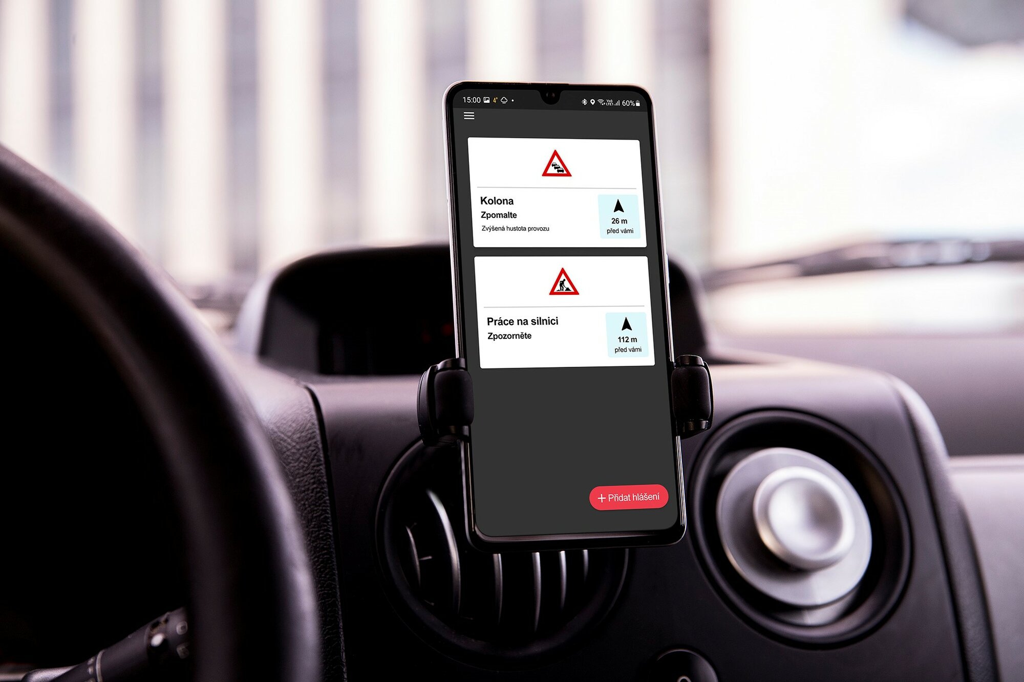 O2 v rámci projektu C-Roads představil mobilní aplikaci pro komunikaci automobilů navzájem, i s dalšími zařízeními