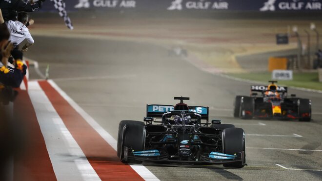 Lewis Hamilton si po předchozím vítězství v Bahrajnu dnes dojel pro stříbro