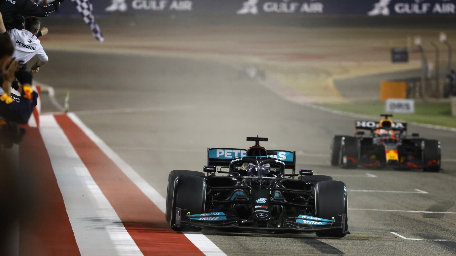 Lewis Hamilton jako první v cíli závodu v Bahrajnu