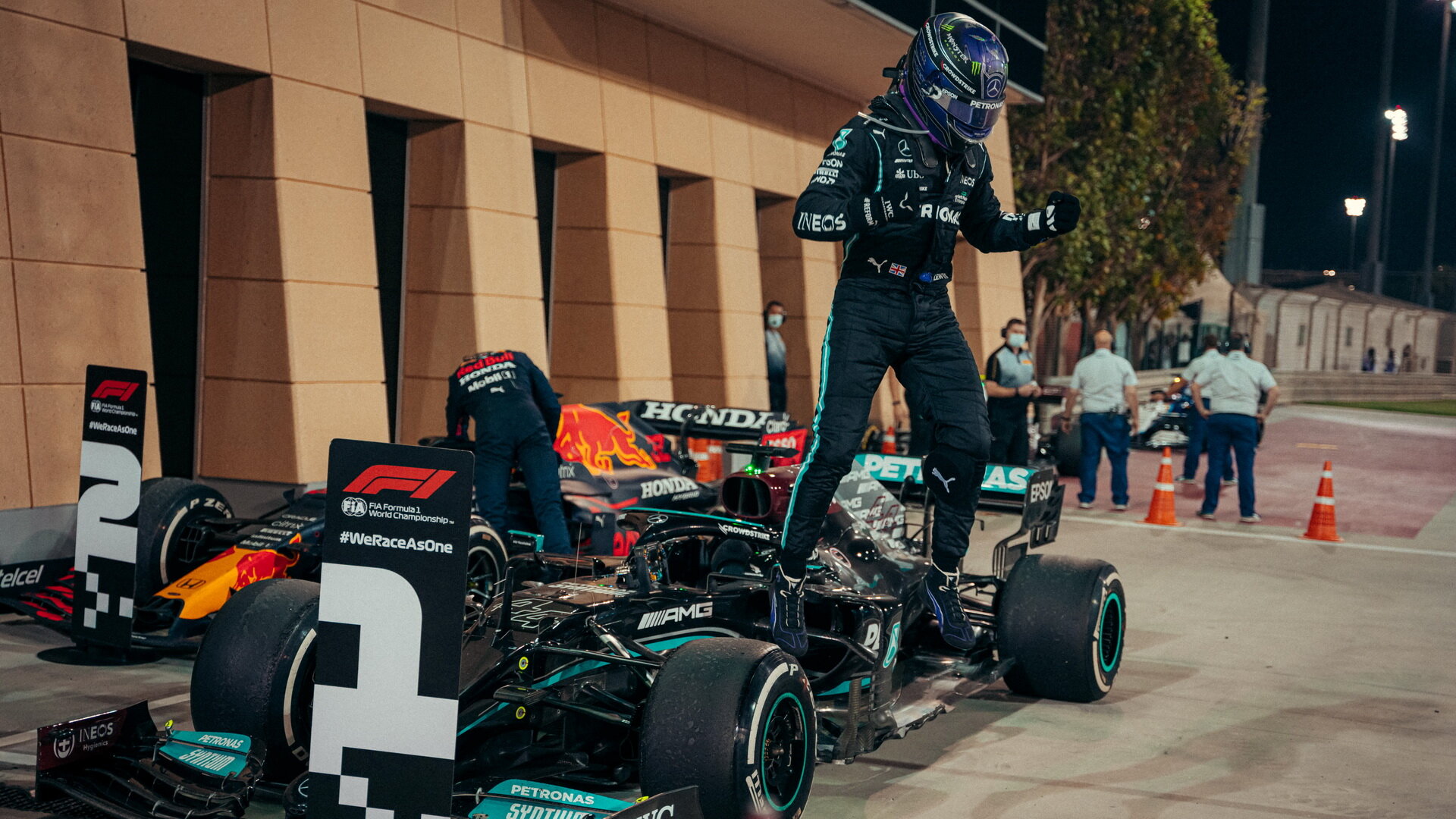 Lewis Hamilton slaví vítězství po závodě v Bahrajnu